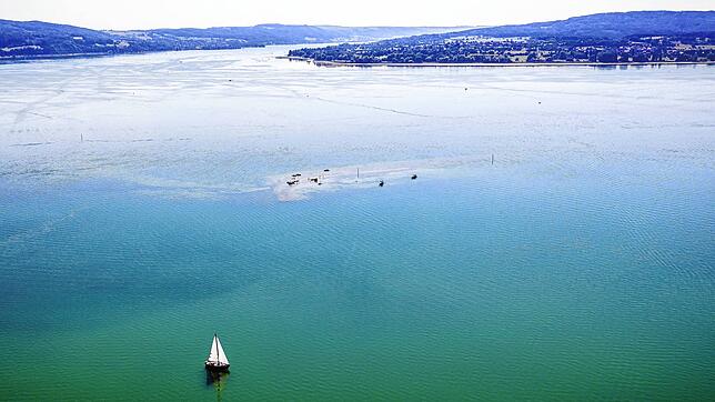 Ganz klein sind Boote am Dienstag, 16. August, an der Sandbank vor der Reichenau zu erkennen. Einige Menschen scheinen dort ein kleines ...