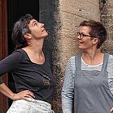 Stefanie Seltner (links) und Christiane Holupirek vor der Kreativwerkstatt „Lenibenu“. Die beiden Konstanzerinnen wirkten 2019 mit, als ...