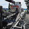 Der Lastwagen nach dem Brand auf der B314: Die Reifen an der Hinterachse sind zerstört.
