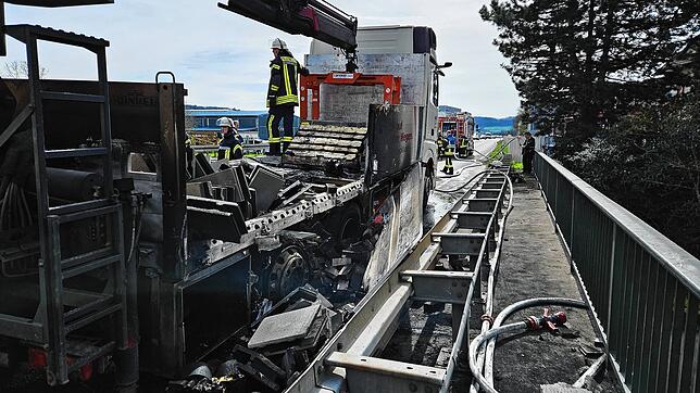 Der Lastwagen nach dem Brand auf der B314: Die Reifen an der Hinterachse sind zerstört.