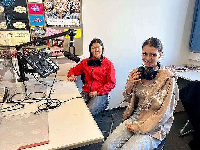 Sie machen es schon fast wie die ganz Großen der Podcast-Szene. Links Marie Barbu und Julia Grickl.