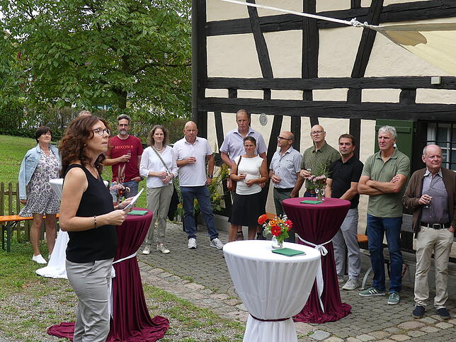 Der Verein „Miteinander im Mesnerhaus“ mit seiner Vorsitzenden Sonja Heger (links) feierte sein 20-Jähriges.