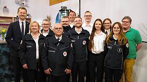 Simon Gröger (von links) schätzt das DRK mit Karin Chruba, Viktor Harder (Kasse), Helmut Weller (Stellvertreter), ...