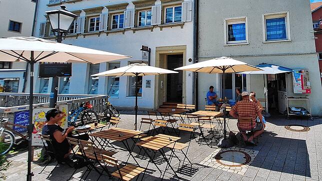 Das Zabele mit seiner Terrasse direkt an der Ecke Kreuzlinger Straße/Bodanstraße gegenüber vom Burro Burro. Entlang der Häuserwand ...