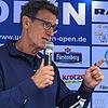 Eine Pause kann spielentscheidend sein: Ex-Tennisprofi Patrik Kühnen gibt bei einem Vortrag in Überlingen Tipps. Foto: Walter