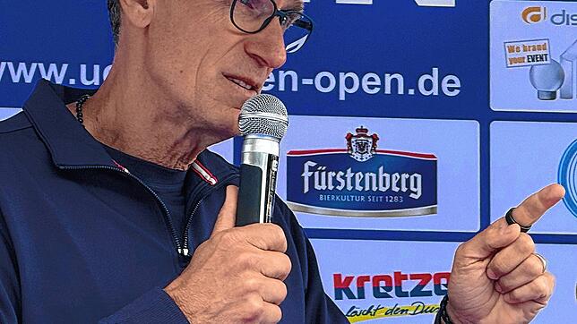 Eine Pause kann spielentscheidend sein: Ex-Tennisprofi Patrik Kühnen gibt bei einem Vortrag in Überlingen Tipps. Foto: Walter