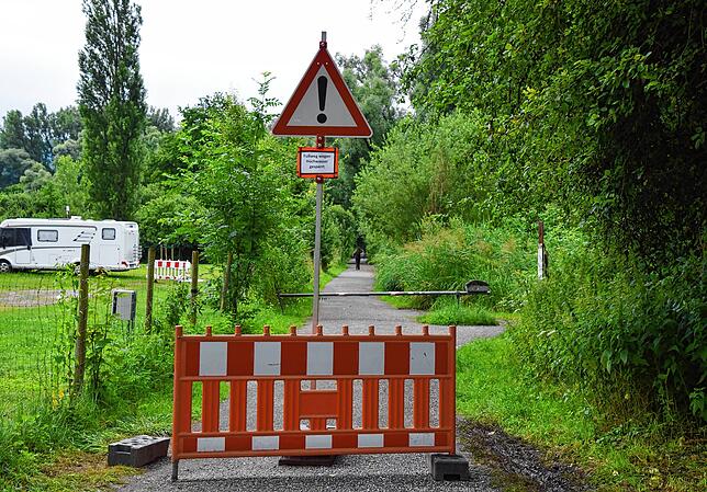 Im Naturschutzgebiet „Im Hangen“ ist teilweise Hochwasser. Die Fußwege sind gesperrt. Hier die Sperrung am Campingplatz.