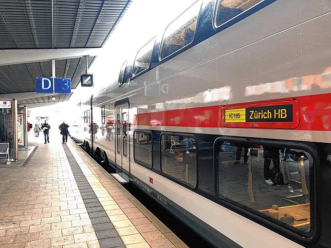 Halt in Singen: Der neue Intercity kann durchgehend bis Zürich fahren. Umsteigen oder Lok-Umkoppeln ist nicht mehr nötig.
