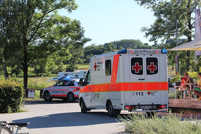 Der Verunfallte wird am Restaurant des Strandbades vorbei in Richtung Konstanz abtransportiert.
