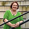 Theresa Schopper steht vor dem Landtag von Baden-Württemberg. Sie wird heute zur Kultusministerin von Baden-Württemberg ernannt.