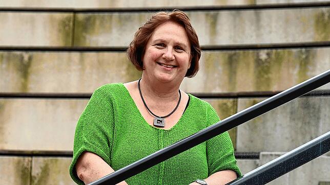Theresa Schopper steht vor dem Landtag von Baden-Württemberg. Sie wird heute zur Kultusministerin von Baden-Württemberg ernannt.