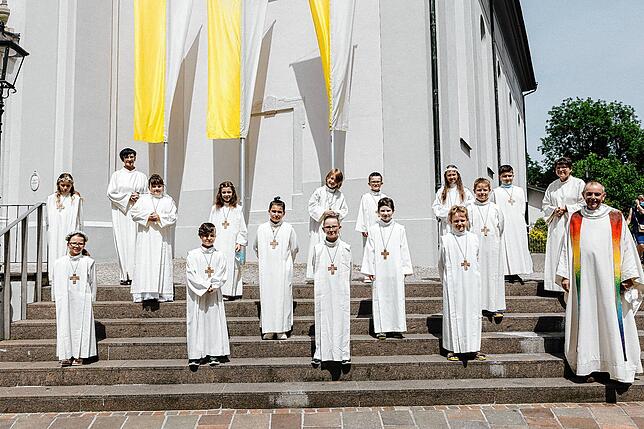 Zu den diesjährigen Erstkommunikanten in der Liebfrauenkirche in Waldshut gehörten diese 14 Kinder, die sich für das besondere Ereignis ...
