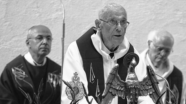 Der Geistliche Rat Wilhelm Weßbecher (Mitte) ist im Alter von 93 Jahren verstorben. Seinen Ruhestand verbrachte er in Pfullendorf. Das ...