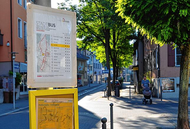 13 Haltestellen fährt der Markdorfer Stadtbus in seinem vierwöchigen Probebetrieb ab – hier eine Station bei der Volksbank.