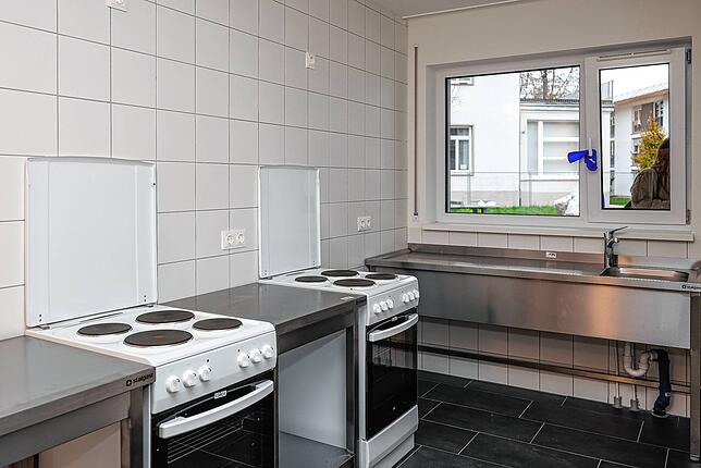 Wenig Charme, aber funktionell: Gemeinschaftsküche in einer Wohnung.