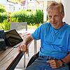 Christof Weiglein mit seinem neuen Kriminalroman Weißtannenhöhe auf seiner Terrasse in Villingen.
