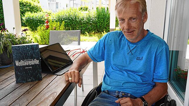 Christof Weiglein mit seinem neuen Kriminalroman Weißtannenhöhe auf seiner Terrasse in Villingen.
