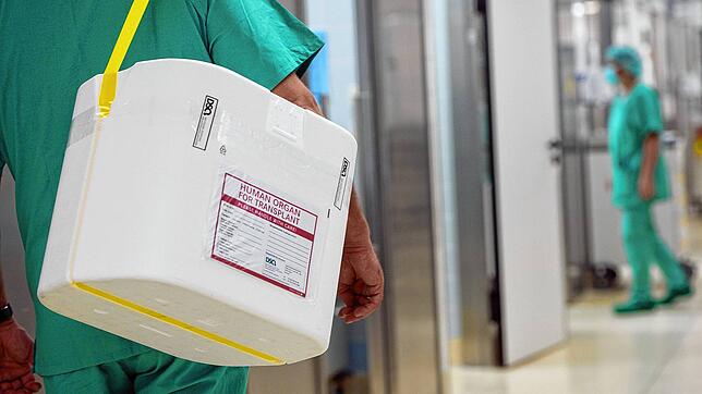 Ein Styropor-Behälter zum Transport von Organen wird an einem Operationssaal vorbei getragen.
