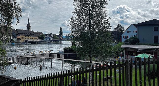 In Stein am Rhein gibt das Schwimmbad Espi die Möglichkeit, im gesicherten Umfeld seine Bahnen durch den Rhein zu ziehen.