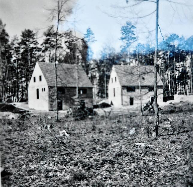 Das waren im Jahr 1951 die ersten beiden Häuser in der Waldsiedlung im heutigen Buchbrünnleweg, die Aufnahme wurde aber von der heutigen ...