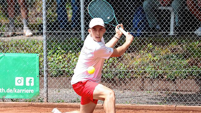 Packendes Spiel: Andrin Casanova vom TC Rot-Weiß Tiengen setzte sich erst im Match-Tiebreak gegen seinen Gegner vom TC Weinheim durch ...