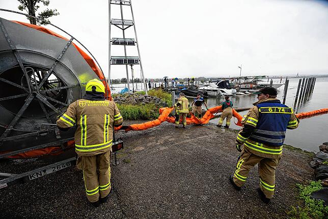 Bild 6: Hochwasser allein reicht nicht: Feuerwehr muss zu Ölwehreinsatz im alten Mooser Hafen