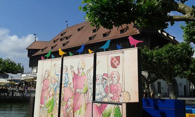 Tausende kleine Singvögel sollen sich nach der Papstwahl auf dem Konzilgebäude niedergelassen haben. Bild: Konzilstadt Konstanz