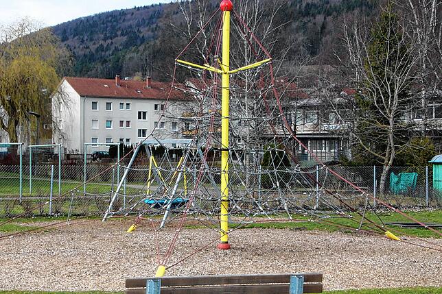Auch auf dem Spielplatz in der Weihergrube ist niemand mehr.