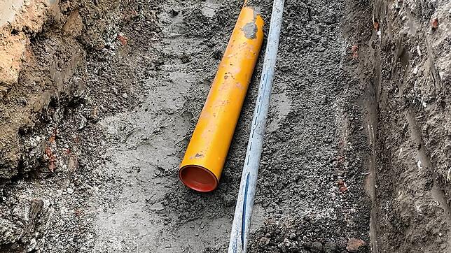 Blick in eine Baugrube: Bei der orangenen Leitung handelt es sich um die Gasleitung.