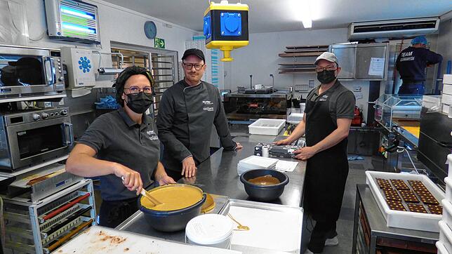 Rafael Mutter (Mitte), Inhaber der Confiserie Mutter, mit zwei Mitarbeitern in den beengten Produktionsräumen in Obersäckingen.