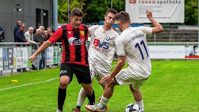 Wirbelwind: Der Rheinfelder Almin Mislimovic (links) dribbelt am Erzinger Valentin Loparco (rechts) vorbei. Auch dessen Teamkollege ...