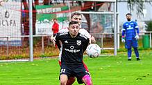 Doppeltorschütze Maximilian Jeckl (vorne) schirmt den Ball gegen Nico Blessing ab. Der FC Bodman-Ludwigshafen teilt sich die Punkte mit ...