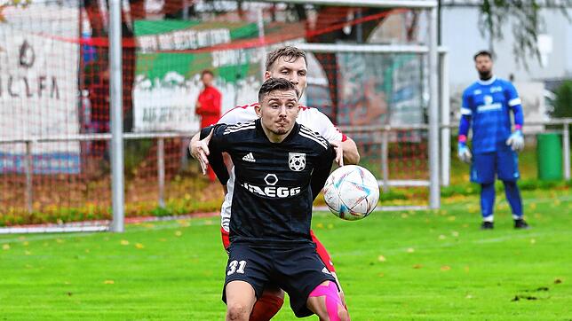 Doppeltorschütze Maximilian Jeckl (vorne) schirmt den Ball gegen Nico Blessing ab. Der FC Bodman-Ludwigshafen teilt sich die Punkte mit ...