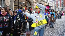 (Archivbild von 2024) Umleitung! Der große Umzug am Fasnachtssonntag in der Konstanzer Altstadt nahm im vergangenen Jahr noch seine ...