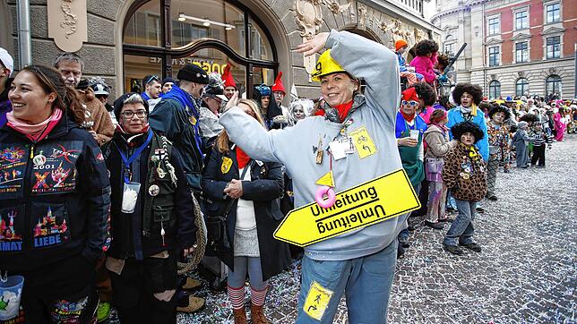 (Archivbild von 2024) Umleitung! Der große Umzug am Fasnachtssonntag in der Konstanzer Altstadt nahm im vergangenen Jahr noch seine ...
