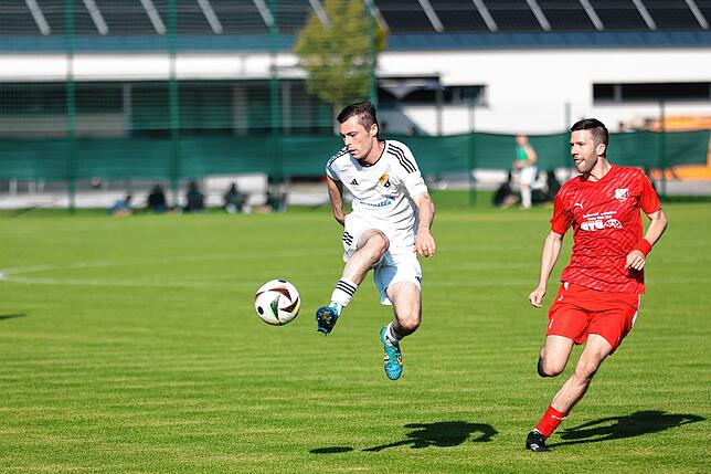 Überzeugendes Pokalspiel: Sebastian Schmidt (links) und der SV 08 Laufenburg feierten gegen Lukas Thiel (rechts) und den TuS Binzen ...