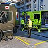 Ein Bild aus Basel, aufgenommen am 25. März 2020: Fahrzeuge der Sanität Basel und Sanitätsfahrzeuge des Militärs stehen an der Hebelstraße.