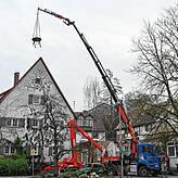 Hängt noch am Haken des Krans: Der neue Horst schwebt über dem Dach des BUND-Naturschutzzentrums in Möggingen ein.