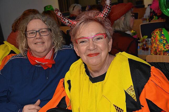 Bild 8: Rund 200 Frauen feiern im katholischen Pfarrsaal ausgelassen Fasnet