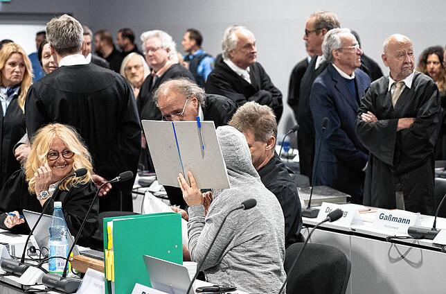 Prozessauftakt in Frankfurt gegen die Prinz-Reuß-Verschwörer: Johanna Findeisen verbirgt Gesicht und Kopf hinter einer Mappe und unter ...