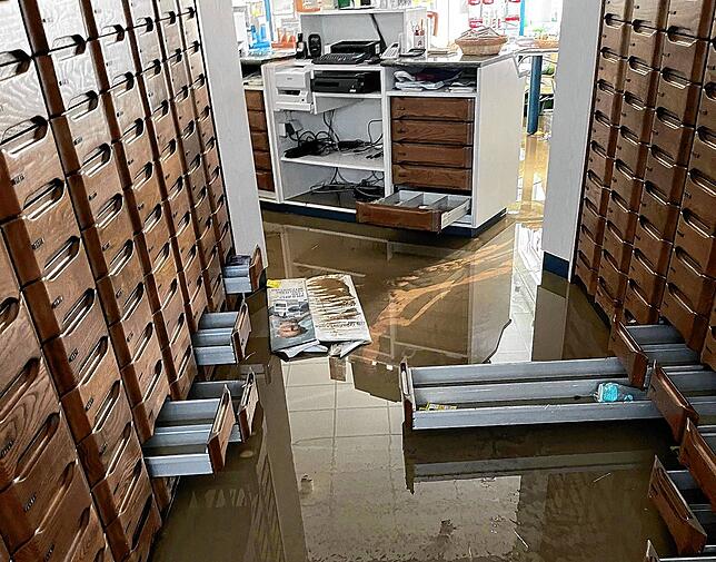 Bis in den Verkaufsraum der Apotheke stand am Mittwoch vor einer Woche das Wasser.