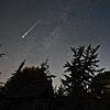 Ein Perseidenmeteor über dem Himmel von Schleswig-Holstein. Auch im Südwesten kann man Anfang August besonders viele Sternschnuppen sehen
