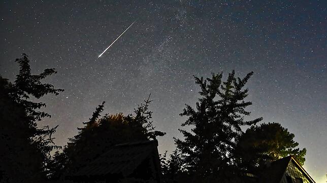 Ein Perseidenmeteor über dem Himmel von Schleswig-Holstein. Auch im Südwesten kann man Anfang August besonders viele Sternschnuppen sehen