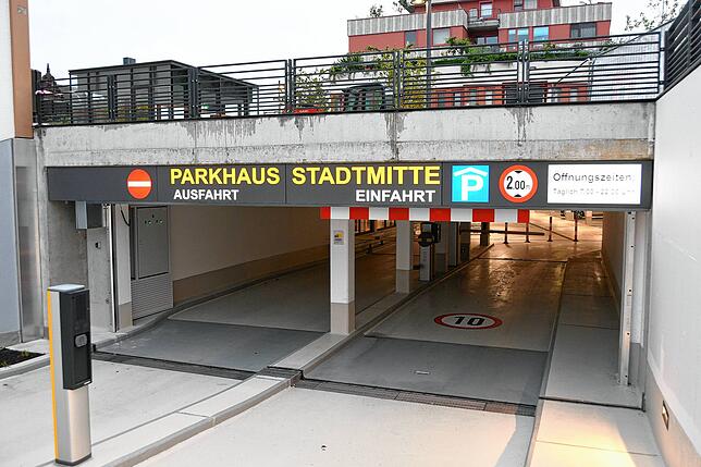 Und daran liegt es, dass es neue Regeln fürs Parken an der Straße gibt: Autofahrer sollen in die frisch sanierte Tiefgarage unter dem ...