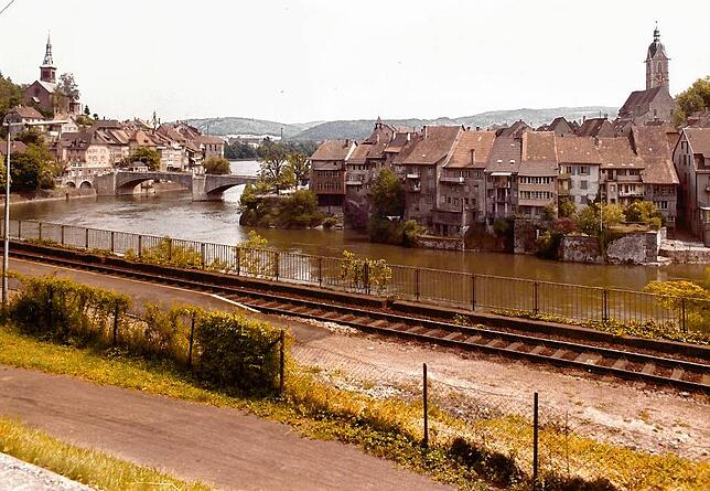 Die Bahnanlagen des Westbahnhofs vor dem zweigleisigen Ausbau. Neben dem Gleis ist der Bahnsteig zu erkennen.