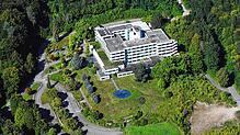 Die städtische Wohnbau will auf dem Areal des ehemaligen Krankenhauses ein Wohnquartier entwickeln. Foto: Erich Meyer