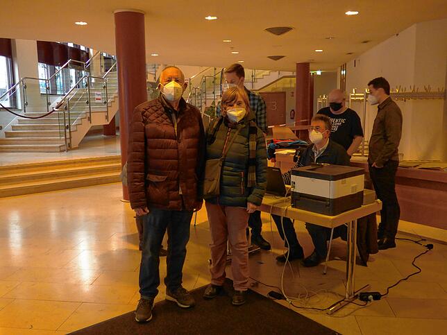 August und Renate Holzmann aus Bad Säckingen haben bei den städtischen Mitarbeitern im Testzentrum im Kultursaal einen Termin vereinbart.