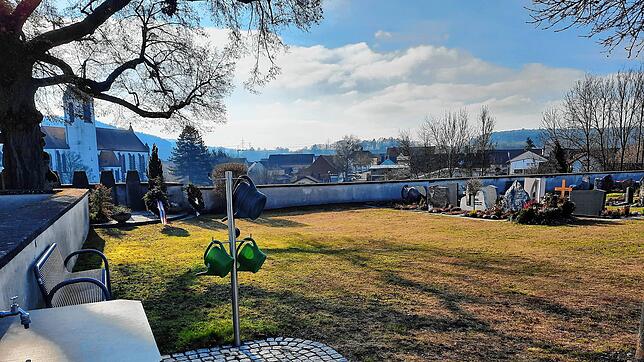 Vor der hinteren Wand zwischen Kriegerdenkmal und Doppelgräber sollen auf dem Friedhof Orsingen künftig Urnenrasengräber angelegt ...