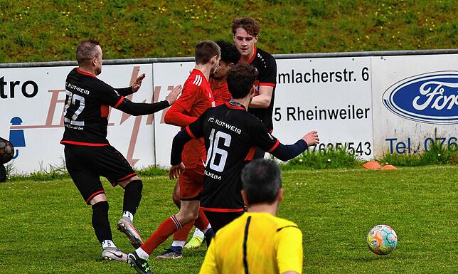 Bild 3: VfR Bad Bellingen fegt den FC Rot-Weiß Weilheim mit 9:0 vom Platz &ndash; und wir haben Bilder!