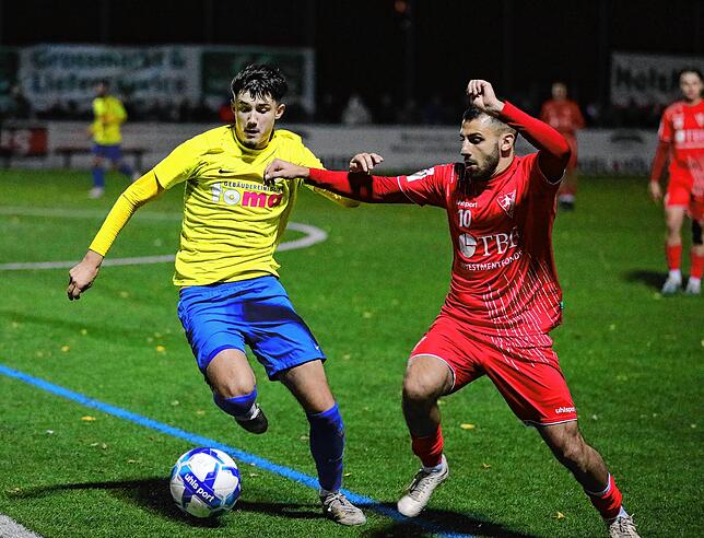 Robin Schonhardt (FC Singen, links) gegen Gianluca Serpa (Riela)